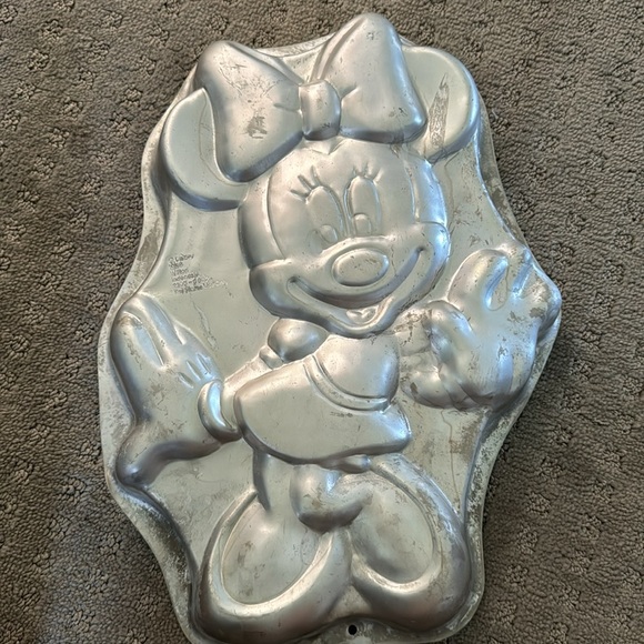 Wilton Minnie Mouse Disney cake pan - Picture 2 of 3